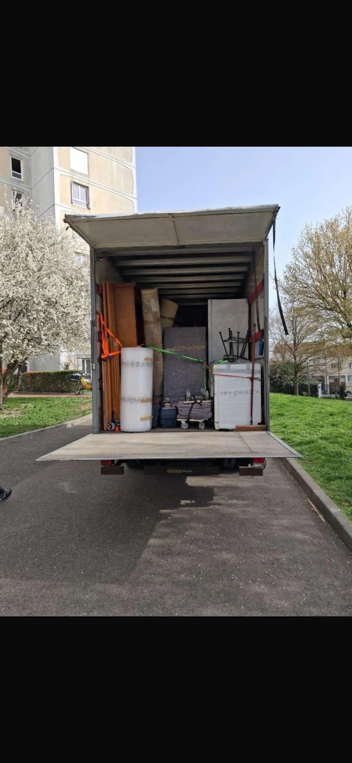 Camion avec hayon pendant une intervention AS Transports