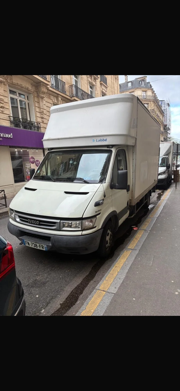 Véhicule en livraison dans une rue parisienne