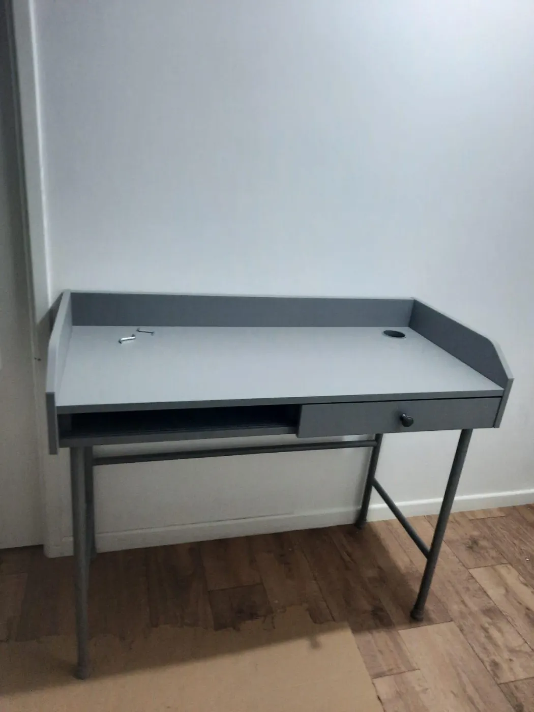 Bureau assemblé par AS Transports